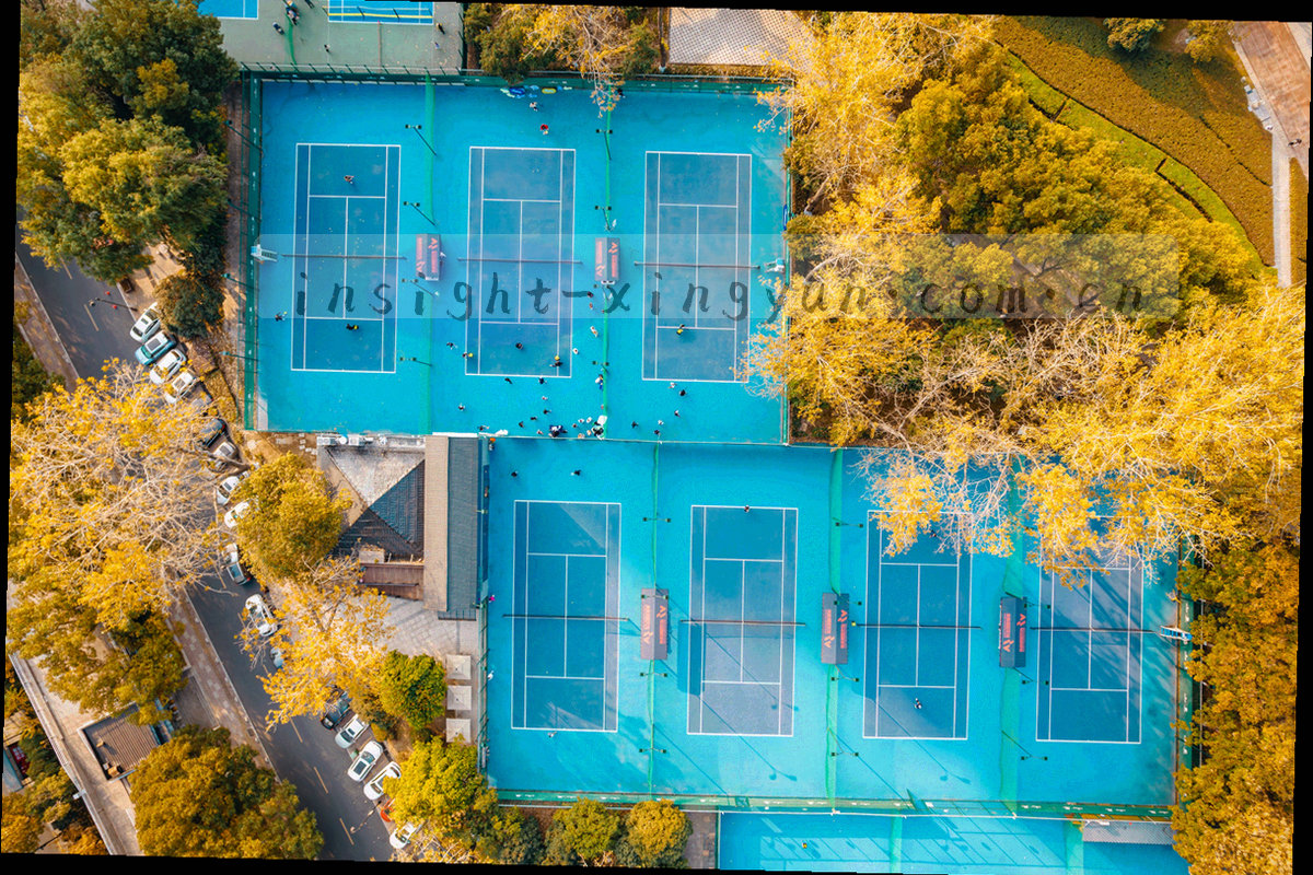 场均跑动热区图，展示中场与边路覆盖差异，颜色由深绿到荧光绿分层